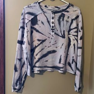 So juniors M, cropped , tie dyed Henley , soft & lightweight, great condition !!